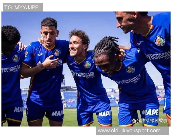 深蓝色足球衣的魅力与风格解析让你在赛场上尽显个性与活力