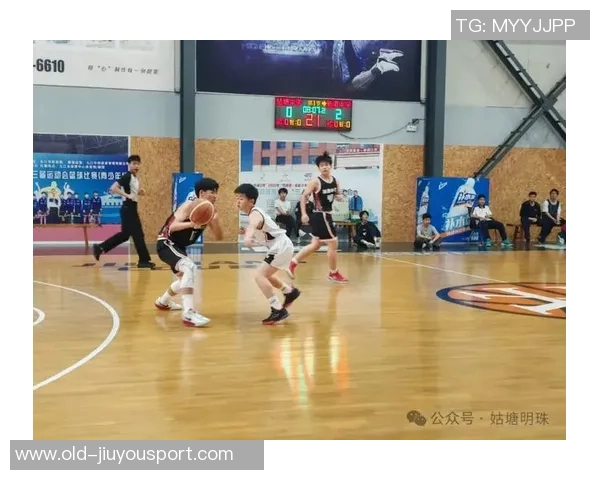 穿着足球衣在篮球场上挥洒汗水的奇妙体验与运动精神的碰撞